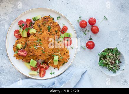 beignets de légumes et patates douces servis avec des légumes frais Banque D'Images