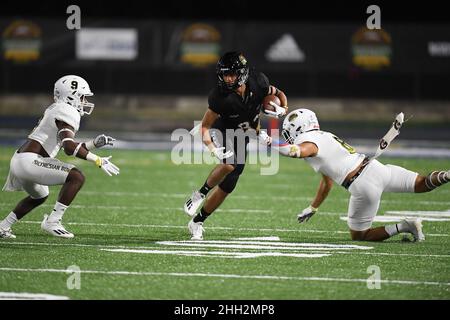 22 janvier 2022, Honolulu, Hawaii, États-Unis :KAMAKANA MAHIko (82) dirige le ballon après la prise entre la sécurité de l'équipe Makai et le Colorado COMMIT OAKIE SALAVE'A (8) et Safety et Stanford COMMIT TERIAN WILLIAMS (9) pendant la deuxième moitié du Polynesian Bowl joué le 22 janvier 2022 au Kunuiakea Stadium, Honolulu, Hawaii.(Image de crédit : © Steven Erler/ZUMA Press Wire) Banque D'Images