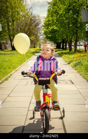 Bonne fille de 3 ans à vélo Banque D'Images