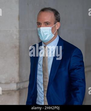 Londres, Angleterre, Royaume-Uni.23rd janvier 2022.Le vice-premier ministre et secrétaire d'État à la Justice DOMINIC RAAB est vu à l'extérieur de la BBC avant qu'il ne se présente à la télévision dimanche matin.(Image de crédit : © Tayfun Salci/ZUMA Press Wire) Banque D'Images