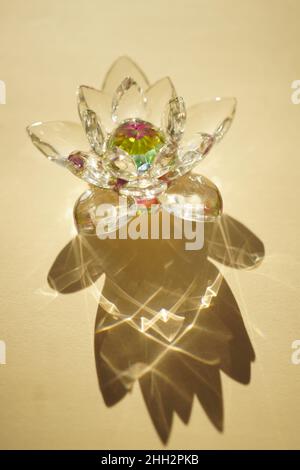 Magnifique fleur de lotus en cristal sur une table ensoleillée. Banque D'Images