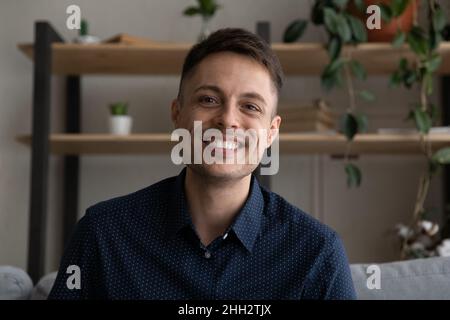 Portrait de tête de jeune hispanique confiant homme beau. Banque D'Images