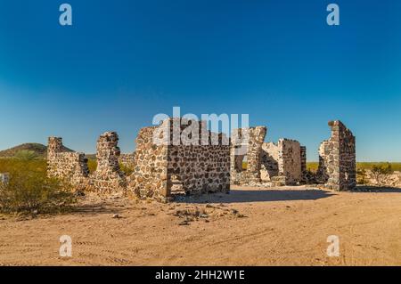 Ruines de l'hôtel Rockland, ville fantôme de Sasco, ancienne ville de compagnie près de la mine Silver Bell, mine de cuivre dans les montagnes Silver Bell, Arizona, États-Unis Banque D'Images