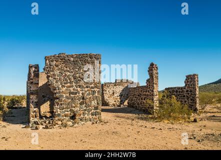 Ruines de l'hôtel Rockland, ville fantôme de Sasco, ancienne ville de compagnie près de la mine Silver Bell, mine de cuivre dans les montagnes Silver Bell, Arizona, États-Unis Banque D'Images