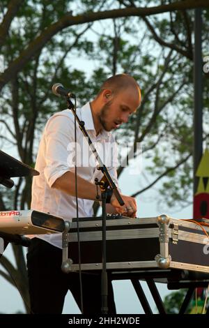 Festival Metis Nights au lac de Saint-Suspi : concert du groupe Jive Me. Miramas, PACA, France Banque D'Images