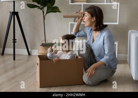 Bonne petite fille d'enfant et la mère aimante jouant le jeu amusant à la maison. Banque D'Images