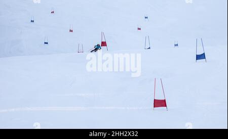 Courses de ski pour enfants sur une piste de slalom.Compétition de ski alpin. Banque D'Images