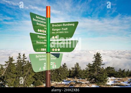 Au-dessus d'une mer de nuages au sommet du Mont Brocken dans les montagnes du Harz, parc national du Harz, Saxe-Anhalt, Allemagne.Panneau de signalisation, marquage de trajectoire pour randonneurs. Banque D'Images