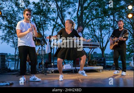Festival Metis Nights au lac de Saint-Suspi : concert du groupe Jive Me. Miramas, PACA, France Banque D'Images