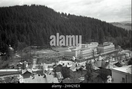 Krynica, Pologne: Vue de l'hôtel Zamek vers le spa (Novy Dom) en 1941 * Krynica: Blick vom Hotel Zamek über die Dächer des Hôtels Witoldowka auf das neue Kurhaus (Nowy Dom); rechts unten das Blechdach des Hôtels TRIUMF; ganz Links die kleine kathe Kirkolche (1941) Angohüfang Banque D'Images