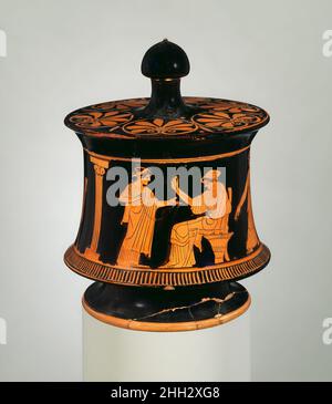 pyxis en terre cuite (boîte) avec couvercle ca.460 C.-B. attribué à l'artiste-peintre de Philadelphie 2449 scène intérieure avec six femmes conversant et travaillant laoleLa femme à droite de la colonne, qui vient d'arriver, offre un long filet (bande) à son ami assis et reçoit une fleur en retour.Derrière elle, une autre femme marche vers une femme assise tenant un collier.Deux femmes travaillent la laine.On se tient avec une distaff dans sa main gauche.De la queue de laine enroulée autour de lui, elle a tiré une longueur de fibres et les tord en fil avec sa main droite en tordant la longue broche qui pend Banque D'Images