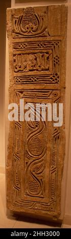 Dado Panel 10th siècle l'écriture sur ce panneau se lit al-akhirin, ou 'postérité'.Comme le dernier mot dans le verset Qur'anique 26:4 ('et ordain pour moi une bonne mention parmi la postérité'), sa présence ici peut indiquer que le reste de cette inscription est allé une fois autour de la salle où le panneau a été trouvé.Bien que la calligraphie orne plusieurs des bâtiments à Nishapur, ce panneau était le seul panneau architectural inscrit trouvé dans un cadre domestique, indiquant peut-être que le bâtiment a été également utilisé à des fins religieuses.Panneau Dado.10th siècle.Stuc; sculpté, avec quelques éléments en plâtre moulé.Ex Banque D'Images