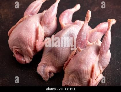 Viande d'oiseaux de caille fraîche et crue.Une alimentation saine Banque D'Images