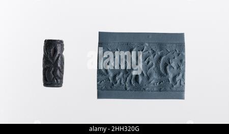 Joint de cylindre et impression moderne: griffin ailé attaquant le taureau ailé assis fin 9th–milieu de 6th siècle C.-B. Élamite bien que des pierres gravées avaient été utilisées dès le septième millénaire avant J.-C. pour estampiller les impressions dans l'argile,L'invention dans le quatrième millénaire avant J.-C. de cylindres sculptés qui pourraient être roulés sur l'argile a permis le développement de conceptions de joints plus complexes.Ces joints de cylindre, utilisés pour la première fois en Mésopotamie, ont servi de marque de propriété ou d'identification.Les phoques ont été soit impressionnés par les morceaux d'argile qui ont été utilisés pour fermer des bocaux, des portes et des paniers, soit ils ont été roulés sur de l'argile Banque D'Images