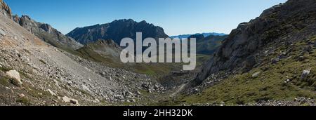 Vue panoramique de Picos de Europa depuis le sentier Puertos de Aliva en Cantabrie, Espagne, Europe Banque D'Images