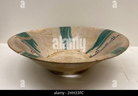 Bol 8th–9th siècle.Bol.8th–9th siècle.Faïence; peinte en couleur sur un vernis blanc opaque.Excavé en Iran, Nishapur.Attribué à l'Iran, Nishapur.Céramique Banque D'Images