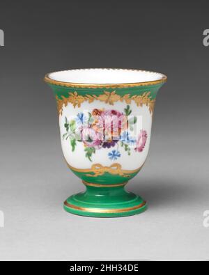 Coupe de crème glacée (chasse à glace) (dans le cadre d'un service) 1771 Sèvres Manufactory French.Tasse à crème glacée (chasse à glace) (faisant partie d'un service).Français, Sèvres.1771. Porcelaine tendre.Céramique-porcelaine Banque D'Images