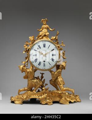 Horloge à poser (horloge de cheminée) ca.1745 cas de Jean-Joseph de Saint Germain la base de défilement asymétrique et l'utilisation de figures exotiques place cette horloge dans le Royaume de la chinoiserie, extrêmement à la mode dans la France du milieu du XVIIIe siècle.Jean Joseph de Saint-Germain, l'un des bronziers les plus admirés à l'époque, a créé et signé un certain nombre de boîtiers d'horloge en bronze doré de ce modèle, mais avec des variations.Membre du succès de la dynastie le Roy des horlogers, Charles le Roy a fait un certain nombre de mouvements pour les cas de Saint Germain.Horloge à poser (horloge de cheminée).Français ca.1745. G Banque D'Images