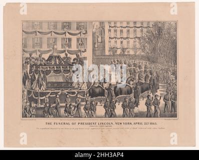 The Funeral of President Lincoln, New York, 25th avril 1865, en passant par Union Square 1865 Currier & Ives des soldats américains à pied, et des chevaux drapés dans un tissu noir, tirez une voiture funéraire décorée avec ornisme portant le cercueil d'Abraham Lincoln à travers Union Square sous la surveillance de foules de piétons.Le corps de Lincoln se trouvait dans l'État à l'hôtel de ville de New York les 24th et 25th avril 1865.Après l'assassinat du président le 15th avril, trois semaines de cérémonies de deuil ont eu lieu dans une série de quatorze villes, le cercueil transporté par train entre elles, avant l'enterrement à Springfield, Illinois, le 4th mai. Banque D'Images