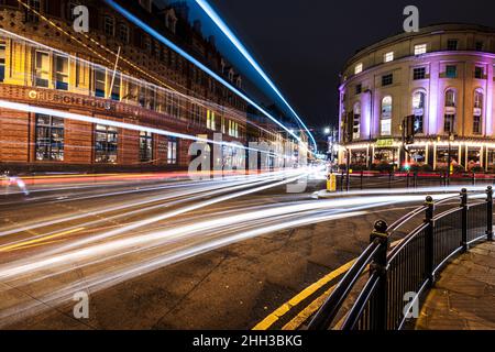 Photos de nuit à Liverpool. Découvrez les couleurs vibrantes de notre ville. Banque D'Images