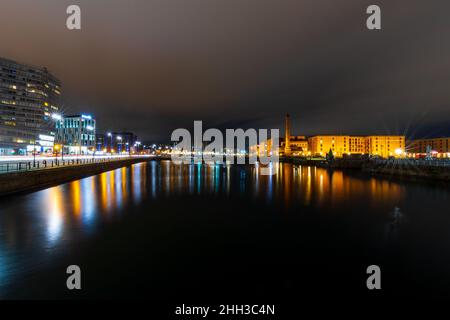 Photos de nuit à Liverpool. Découvrez les couleurs vibrantes de notre ville. Banque D'Images