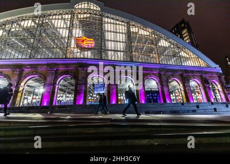 Photos de nuit à Liverpool. Découvrez les couleurs vibrantes de notre ville. Banque D'Images