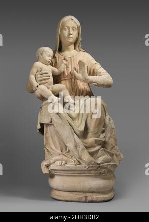 Madonna et l'enfant ca.1460–80 Italien, Venise le musée a dans sa collection plusieurs sculptures importantes de Pietro Lombardo, son fils Tullio, et leur atelier.Cependant, certains des autres ateliers de sculpture vénitienne du XVe siècle, comme celui de Bartolomeo bon, qui était peut-être le sculpteur le plus important de la génération avant Pietro Lombardo, ne sont pas bien représentés.Cette sculpture reflète l'influence de bon et peut avoir été sculptée par un disciple de lui dans le troisième quart du siècle.C'est un bel exemple de sculpture de la Renaissance italienne qui aurait tenu une virgule Banque D'Images