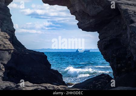 De petits bateaux traversait l'arche d'Umanose à marée haute jusqu'au grand tremblement de terre de Kanto en 1923, qui a soulevé les fonds marins d'environ 1,4 mètres (4,6 Banque D'Images