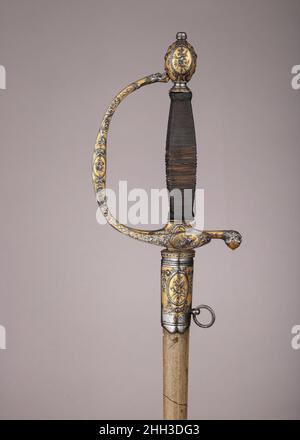 Smallsabre avec le scabard ca.1785 Français, Paris au début du XVIIe siècle, le rappeur, une épée longue et mince, commença à dominer en tant qu’arme de choix du gentleman.Au cours du siècle, cependant, à mesure que les techniques d'escrime civiles se sont spécialisées et affinées, le rappeur s'est développé en une arme plus légère et taillée connue par environ 1700 comme la petite épée.Les mots-clés, souvent richement décorés, sont restés une partie intégrante de la garde-robe d'un gentleman jusqu'à ce que le port des épées dans les milieux civils soit sorti de la mode à la fin du dix-huitième siècle, à l'époque pi Banque D'Images