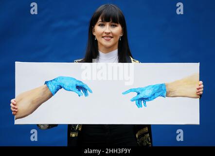 Photo du dossier datée du 03/12/20 de l'infirmière stagiaire Chloe Slevin avec son tableau « la séparation d'Adam ».L'infirmière stagiaire qui réinterprète les chefs-d'œuvre artistiques pour raconter l'histoire de la pandémie a peint la « Corona Lisa » montrant la Mona Lisa de Leonarda Da Vinci vêtue de l'EPI complet pour recueillir de l'argent pour la charité.Date de la photo: Vendredi 21 janvier 2022. Banque D'Images