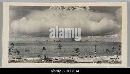 [Opération Crossroads: 21 kiloton 'Baker' Bomb a explosé à quatre-vingt-dix pieds sous-marins, bikini Atoll Lagoon, South Pacific, 25 juillet 1946] 1946 U.S. Army Photographic signal corps.[Opération Crossroads: Bombe de 21 kiloton 'Baker' détonée à quatre-vingt-dix pieds sous-marins, lagune de l'atoll de bikini, Pacifique Sud, 25 juillet 1946].U.S. Army Photographic signal corps.1946. Imprimé gélatine argentée.Photographies Banque D'Images