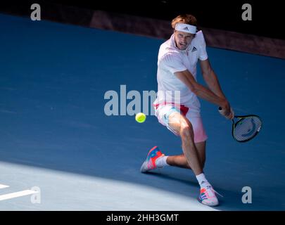 Melbourne, Australie.23rd janvier 2022.Alexander Zverev, de l'Allemagne, participe au match de la ronde des célibataires hommes 4th contre Denis Shapovalov, du Canada, à l'Open d'Australie 2022, à Melbourne, en Australie, le 23 janvier 2022.Credit: Hu Jingchen/Xinhua/Alay Live News Banque D'Images