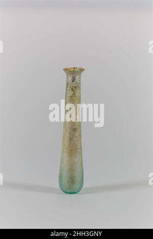 Flacon de parfum en verre mi-1st–début du siècle 2nd A.D. Roman bleu clair translucide avec teinte verte.évasement, rebord inégal; col cylindrique avec encoche horizontale autour de la base; corps tubulaire, conique, 2/3 de hauteur totale, courbé à fond petit, épais, aplati.intact; nombreuses bulles et stries soufflantes;piqûres, morcellement et iridescences à l'extérieur, taches de sol enrobantes et intempéries à l'intérieur.Flacon de parfum en verre.Roman. Mi-1st–début 2nd siècle A.D..Verre ; soufflé.Impériale.Verre Banque D'Images