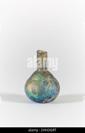 Bouteille de parfum en verre début à mi-1st siècle A.D. Roman bleu clair translucide.Col cylindrique, avec un retrait horizontal autour de la base; corps conique, courbé vers le fond légèrement concave.sur le haut du corps, une large rainure horizontale coupée.corps intact mais cassé au haut du cou, avec rebord manquant; bulles de picots; morcellement, piqûres profondes,et l'iridescendance brillante..Flacon de parfum en verre.Roman. Début–mi-1st siècle A.D..Verre; soufflé et coupé.Le début de l'Impériale, Julio-Claudian.Verre Banque D'Images