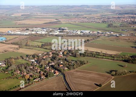 Vue aérienne du village d'Allerthorpe avec l'aérodrome de Pocklington et le domaine industriel en arrière-plan, dans le Yorkshire de l'est Banque D'Images