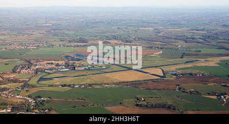 Vue aérienne (depuis le sud) de l'aéroport de Leeds East (anciennement l'église de la RAF Fenton), North Yorkshire Banque D'Images