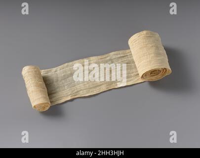 Bandage de momie de Tutankhamun Embalming cache ca.1336–1327 C.-B. Nouveau Royaume en décembre 1907, Theodore M. Davis, un riche américain qui financera des fouilles dans la vallée des Rois, a découvert une petite fosse près de la tombe de Seti I. à l'intérieur de la fosse se trouvaient environ une douzaine de grands bocaux de stockage blanchis à la chaux scellés (09.184.1).Entre autres choses, les bocaux contenaient des sacs de natron (une sorte de sel), des morceaux de lin avec des inscriptions hiératiques datant des années 6 et 8 d'un roi nommé Toutankhamon (nom du trône Nebkheperure).À l'époque, presque rien n'était connu de Toutankhamon, et Davis a déclaré Banque D'Images