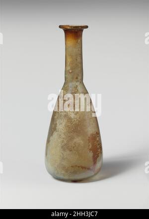 Flacon de parfum en verre 1st Century A.D. Roman translucide bleu pâle vert. Rebord replié, sur et dans; bouche tordue; col cylindrique haut avec léger retrait autour de la base; corps piriforme allongé; fond concave au centre.intact; nombreuses piqûres et quelques grosses bulles; ternir et iridescences à l'extérieur;taches de sol enrobantes et d'intempéries irisées à l'intérieur.Flacon de parfum en verre.Romain.1st siècle A.D..Verre ; soufflé.Début de l'Impériale.Verre Banque D'Images