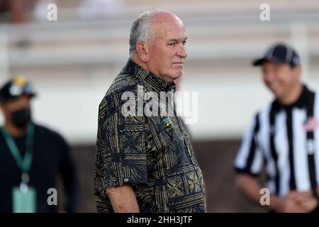 22 janvier 2022 - l'entraîneur-chef de l'équipe Mauka June Jones lors de l'exposition de football du lycée Polynesian Bowl au stade KÅ«nuiÄkea sur le campus Kamehameha Schools KapÄlama à Honolulu, Hawaï - Andrew Lee/CSM Banque D'Images