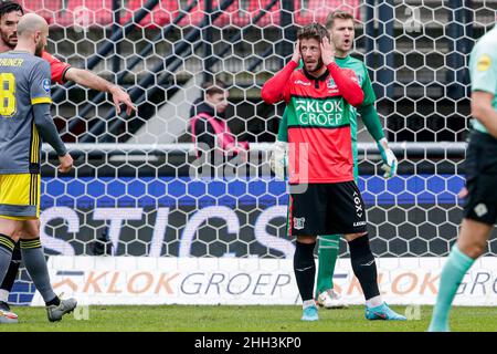 NIJMEGEN, PAYS-BAS - JANVIER 23 : Lasse Schone de N.E.C., gardien de but Mattijs Branderhorst de N.C.A. pendant le match entre N.E.C. et Feyenoord à Goffertstadion le 23 janvier 2022 à Nijmegen, pays-Bas (photo de Broer van den Boom/Orange Pictures) Banque D'Images
