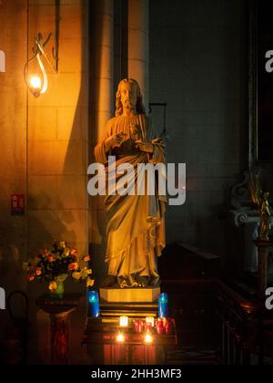 Statue de Jésus, Cathédrale de Nîmes, France Banque D'Images