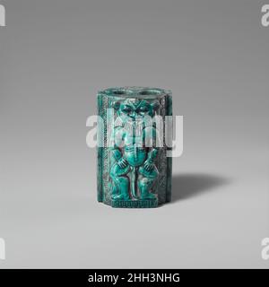 Kohl Container décoré avec BES-images ca.1400 C.-B. Nouveau Royaume-Uni en tant que mesure de prévention de la maladie, la peinture des yeux était au deuxième rang seulement de l'eau dans l'Égypte ancienne.Il a été préparé à partir de malachite et de galène, moulu sur des palettes d'ardoise, mélangé avec de la graisse, puis appliqué autour des yeux à l'aide d'un petit bâton, ou applicateur.La peinture pour les yeux verts, faite de malachite, était principalement cosmétique.Galena est de couleur noire, et la peinture qui en est dérivée a contribué à refléter l'éblouissement du soleil égyptien.Plus important encore, son contenu en plomb repousse les mouches et est mortel pour les organismes qui peuvent causer des maladies oculaires et la cécité Banque D'Images