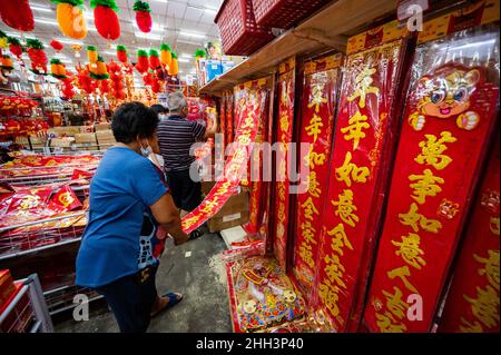 Kuala Lumpur, Malaisie.23rd janvier 2022.Les gens achètent des couplets pour le nouvel an chinois dans un magasin à Kuala Lumpur, Malaisie, le 23 janvier 2022.Les gens décorent leurs maisons avec des plantes et des fleurs, ainsi que des décorations traditionnelles telles que des lanternes rouges et des couplets comme le nouvel an chinois attire plus près.Credit: Zhu Wei/Xinhua/Alay Live News Banque D'Images