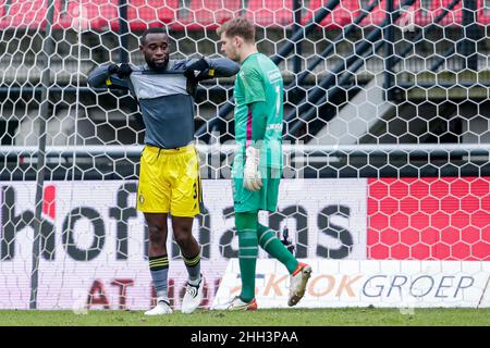 NIJMEGEN, PAYS-BAS - JANVIER 23 : Lutscharel Geertruida de Feyenoord, gardien de but Mattijs Branderhorst de N.E.C. pendant le match hollandais entre N.E.C. et Feyenoord à Goffertstadion le 23 janvier 2022 à Nijmegen, pays-Bas (photo de Broer van den Boom/Orange Pictures) Banque D'Images