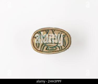 Scarab inscrit avec hiéroglyphes ca.1740–1640 C.-B. Royaume du milieu la majorité des scaribs de dessin du Royaume du milieu tardif (dynastie 12–dynastie 13, env.1850 –1640 av. J.-C.) sont décorées de compositions symétriques de hiéroglyphes et/ou de manuscrits.Ces signes ne sont pas destinés à former des mots mais sont choisis pour leur signification positive et protectrice.Ce scarib montre le hiéroglyphe pour l'or (nub) et les signes placés au-dessus, par paires pour former une composition équilibrée.Scarab inscrit aux hiéroglyphes. CA.1740–1640 C.-B.Acier émaillé bleu.Royaume du milieu.D'Égypte, région Memphite, Lisht Nord, Ceme Banque D'Images