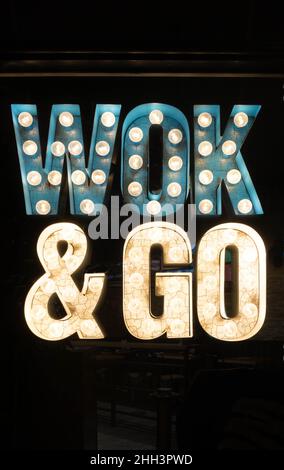 Inscrivez-vous dans la fenêtre de Wok & Go, un restaurant asiatique à emporter sur Bold Street à Liverpool Banque D'Images