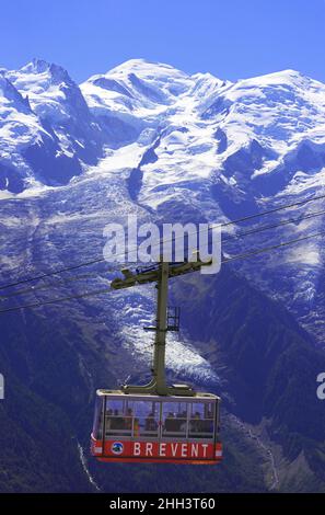 France, haute Savoie ( 74 ), Chamonix, le téléphérique de Brévent en face du mont blanc Banque D'Images