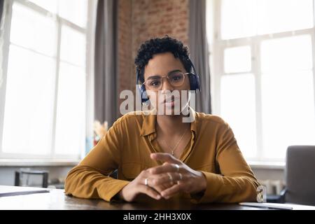 Étudiant africain confiant, travailleur, stagiaire dans le casque tête tourné portrait Banque D'Images
