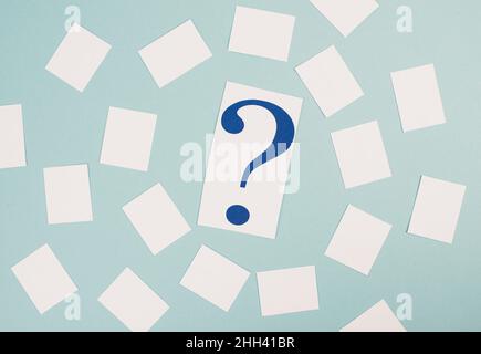 Papier avec un point d'interrogation au milieu, petits autocollants vides autour, espace de copie, brainstorming pour de nouvelles stratégies, recherche de réponses Banque D'Images