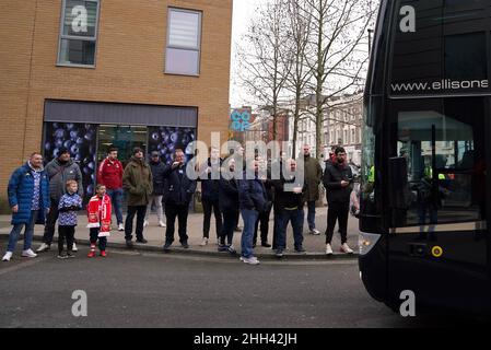 Les fans d'Arsenal attendent que l'entraîneur de l'équipe arrive avant le match de la Premier League au stade Emirates, Londres.Date de la photo: Dimanche 23 janvier 2022. Banque D'Images